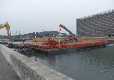 宮城県気仙沼市 大川歩道橋工事(作業台船)